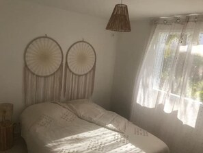 1 habitación, tabla de planchar con plancha, wifi gratis y ropa de cama 