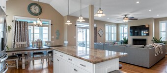 5 bed 3.5 bath Home 5 minute Walk to Beach!