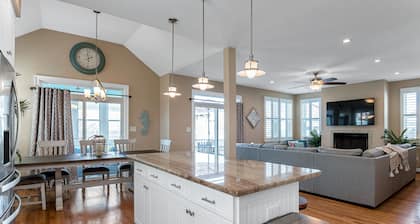 5 bed 3.5 bath Home 5 minute Walk to Beach!