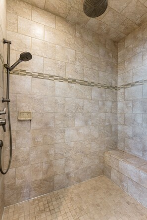 Bañera con ducha, secador de pelo, toallas, jabón
