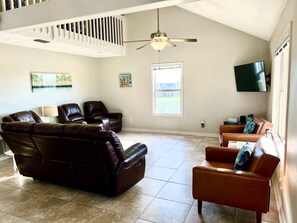 Smart TV, DVD player, books, video library - Gulf Front - 5BR - 2BA - 120 Steps to Beach! (Dauphin Island)