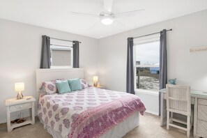 5 bedrooms, desk, iron/ironing board, travel cot - Gulf Front - 5BR - 2BA - 120 Steps to Beach! (Dauphin Island)