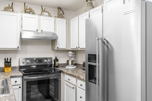 Fridge, microwave, oven, stovetop - The Moose Crossing : Close to Airport, Centrally Located with Garage (Anchorage)
