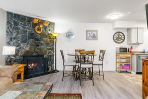 Smart TV, fireplace - The Moose Crossing : Close to Airport, Centrally Located with Garage (Anchorage)