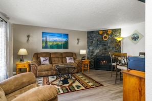 Smart TV, fireplace - The Moose Crossing : Close to Airport, Centrally Located with Garage (Anchorage)