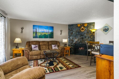 The Moose Crossing : Close to Airport, Centrally Located with Garage