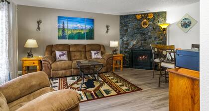 The Moose Crossing : Close to Airport, Centrally Located with Garage