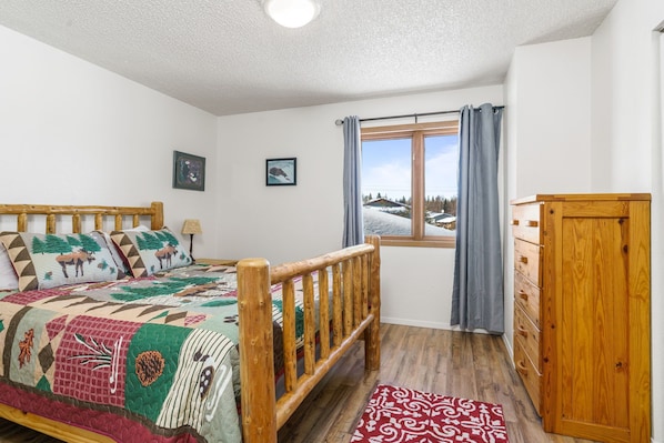 2 bedrooms, desk, iron/ironing board, free WiFi - The Moose Crossing : Close to Airport, Centrally Located with Garage (Anchorage)