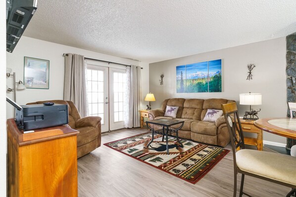 Smart TV, fireplace