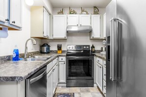 Fridge, microwave, oven, stovetop - The Moose Crossing Close to Airport, Centrally Located, Garage, newly remodeled (Anchorage)