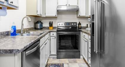 The Moose Crossing Close to Airport, Centrally Located, Garage, newly remodeled