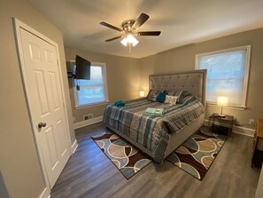 2 bedrooms, desk, iron/ironing board, free WiFi - Conveniently Located close to the City Center (Marietta)