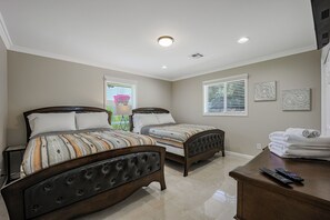 4 bedrooms, desk, iron/ironing board, free WiFi