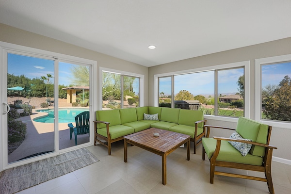 Una Smart TV, videojuegos, una mesa de tenis de mesa, una impresora