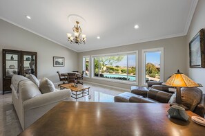 Smart-TV, Videospiele, Tischtennisplatte, Drucker