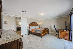 4 bedrooms, desk, iron/ironing board, free WiFi