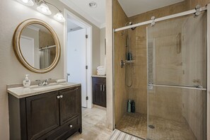 Badewanne, Haartrockner, Handtücher, Seife