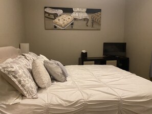 1 soverom, skrivebord, strykejern/-brett og wi-fi (inkludert)