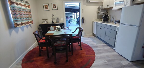 Kühlschrank, Mikrowelle, Ofen, Geschirrspüler