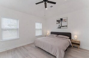 3 habitaciones, tabla de planchar con plancha, wifi y ropa de cama 