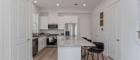 Mikrobølgeovn, ovn, kokeplater og oppvaskmaskin