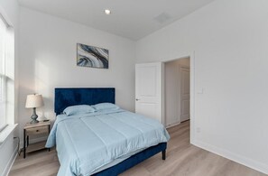 3 bedrooms, iron/ironing board, WiFi, bed sheets - Modern Luxury 3 bedroom House in Medical Center (Houston)