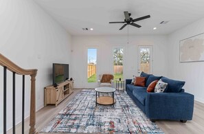 TV - Modern Luxury 3 bedroom House in Medical Center (Houston)