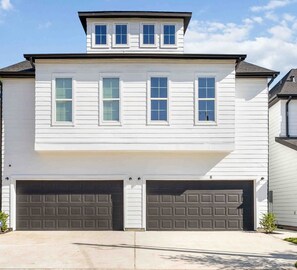 Exterior - Modern Luxury 3 bedroom House in Medical Center (Houston)