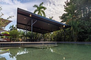 Outdoor pool, pool umbrellas, sun loungers - Vitina Studio Motel (Darwin)