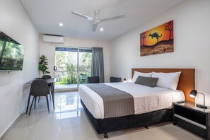 Superior Studio, 1 Queen Bed | Desk, laptop workspace, blackout drapes, iron/ironing board - Vitina Studio Motel (Darwin)