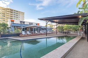 야외 수영장, 수영장 파라솔, 일광욕 의자