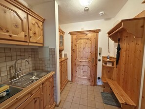 Kühlschrank, Wasserkocher mit Kaffee-/Teezubehör, Toaster