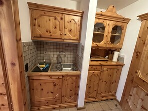 ثلاجة، ماكينة لصنع القهوة/الشاي، محمصة خبز، مستلزمات طهي/أطباق/أوعية