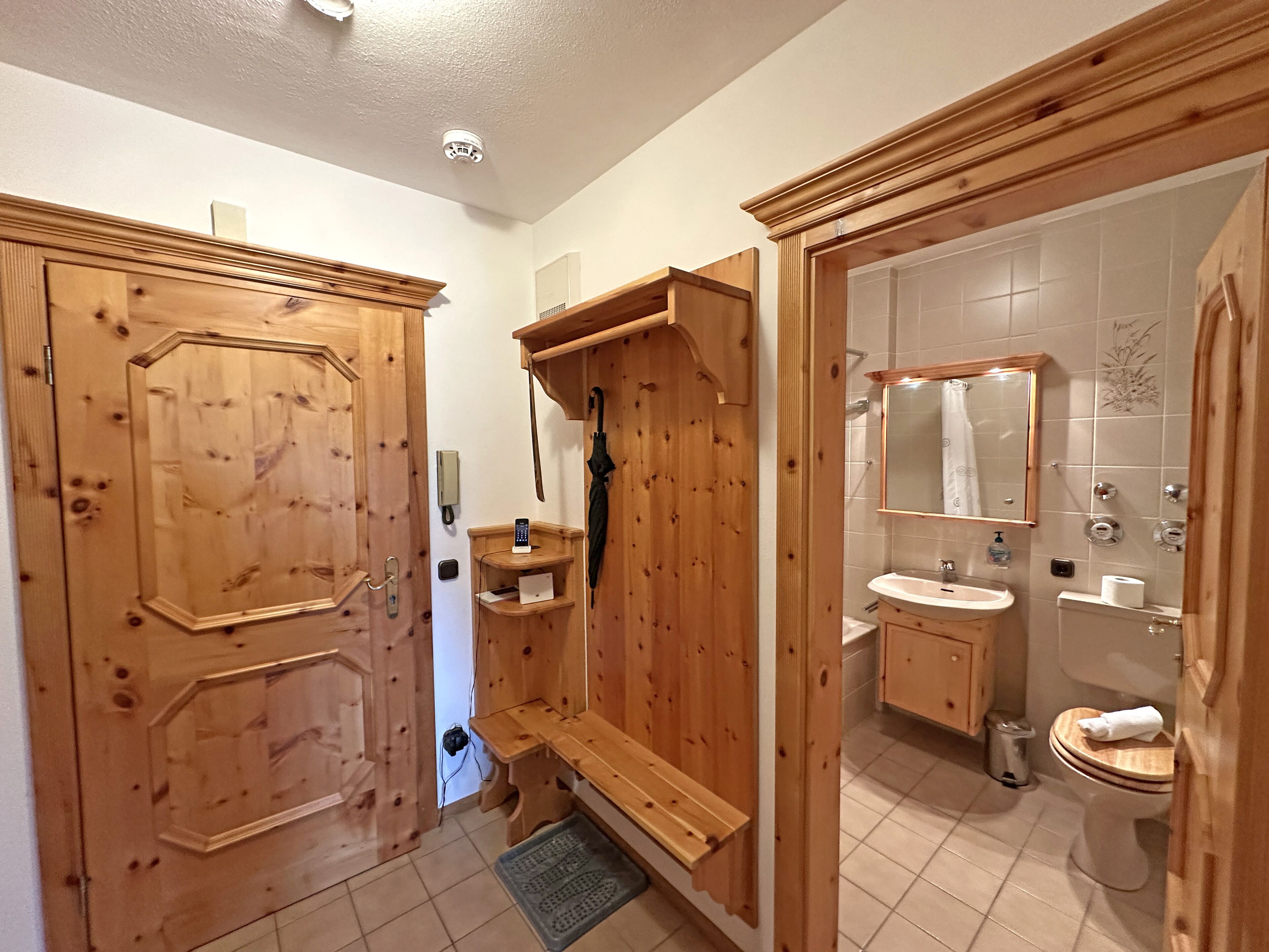 Badewanne, Haartrockner, Handtücher