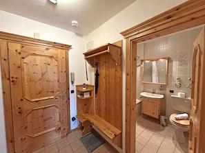 Bathtub, hair dryer, towels - Appartement Nr. 8 Zirbenstube, Wohn-/schlafraum 28 qm mit Terrasse Ostlage (Aschau im Chiemgau)
