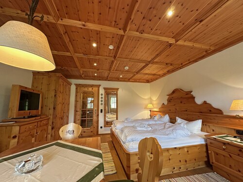 Ferienwohnung 29 qm Zirbenstube, Wohn-/Schlafraum kombiniert und Terrasse, App. 8