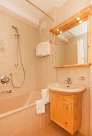 Badewanne, Haartrockner, Handtücher
