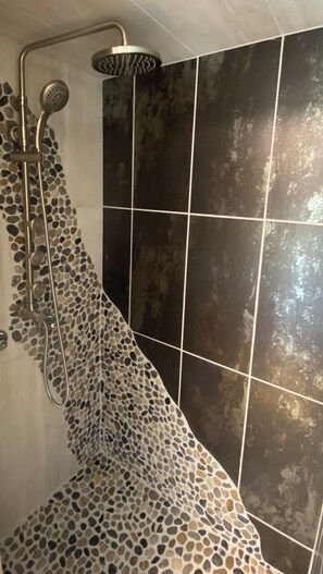 The Kate Kennedy House, Ensuite, Mountain View | Bathroom | Designer toiletries, bathrobes, slippers, towels - McCarthy Lodge Resort (McCarthy)