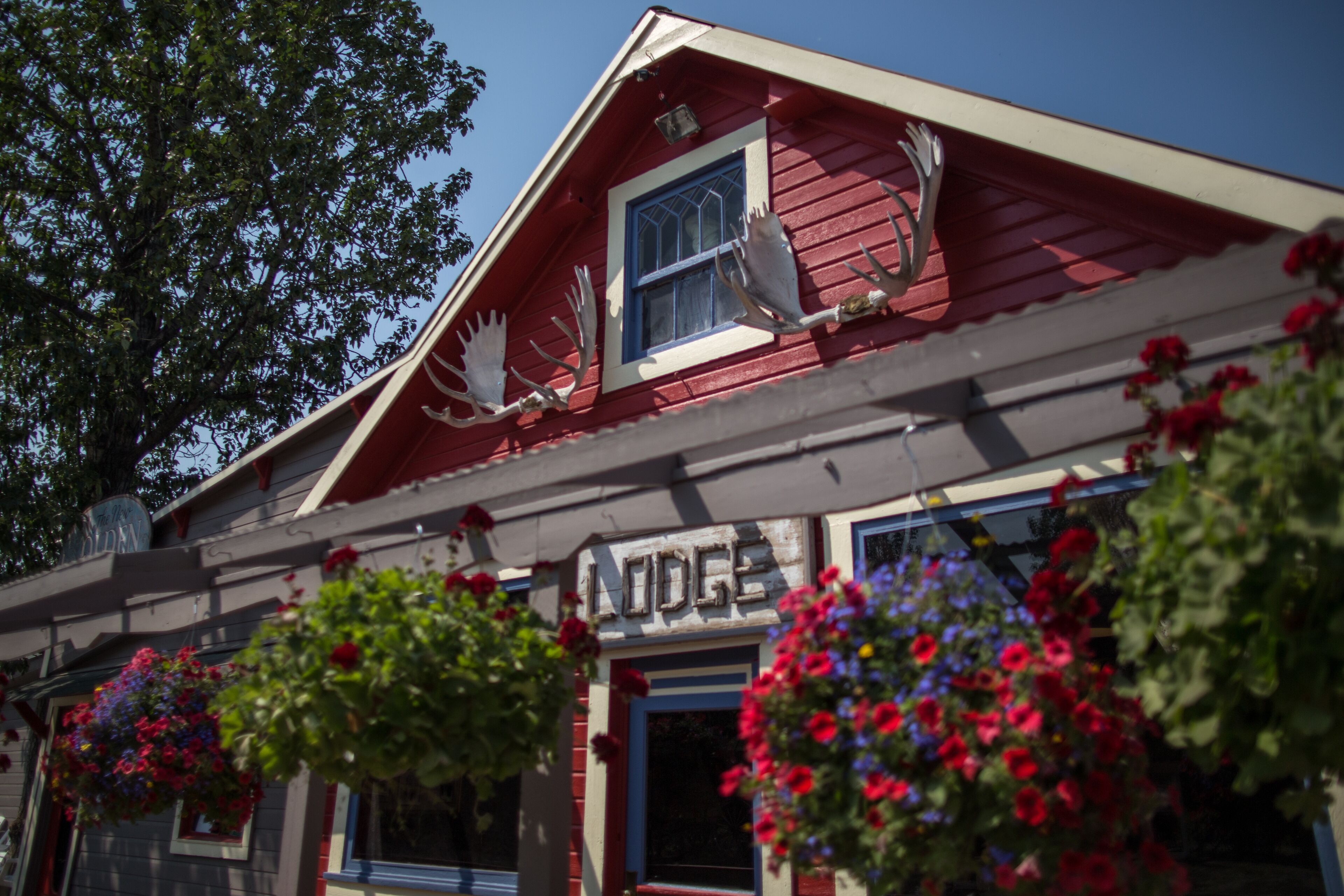 3 restaurants, breakfast, lunch, dinner served; american cuisine