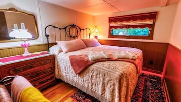 Signature Cottage, Ensuite, Mountain View | Individually decorated, individually furnished, blackout curtains