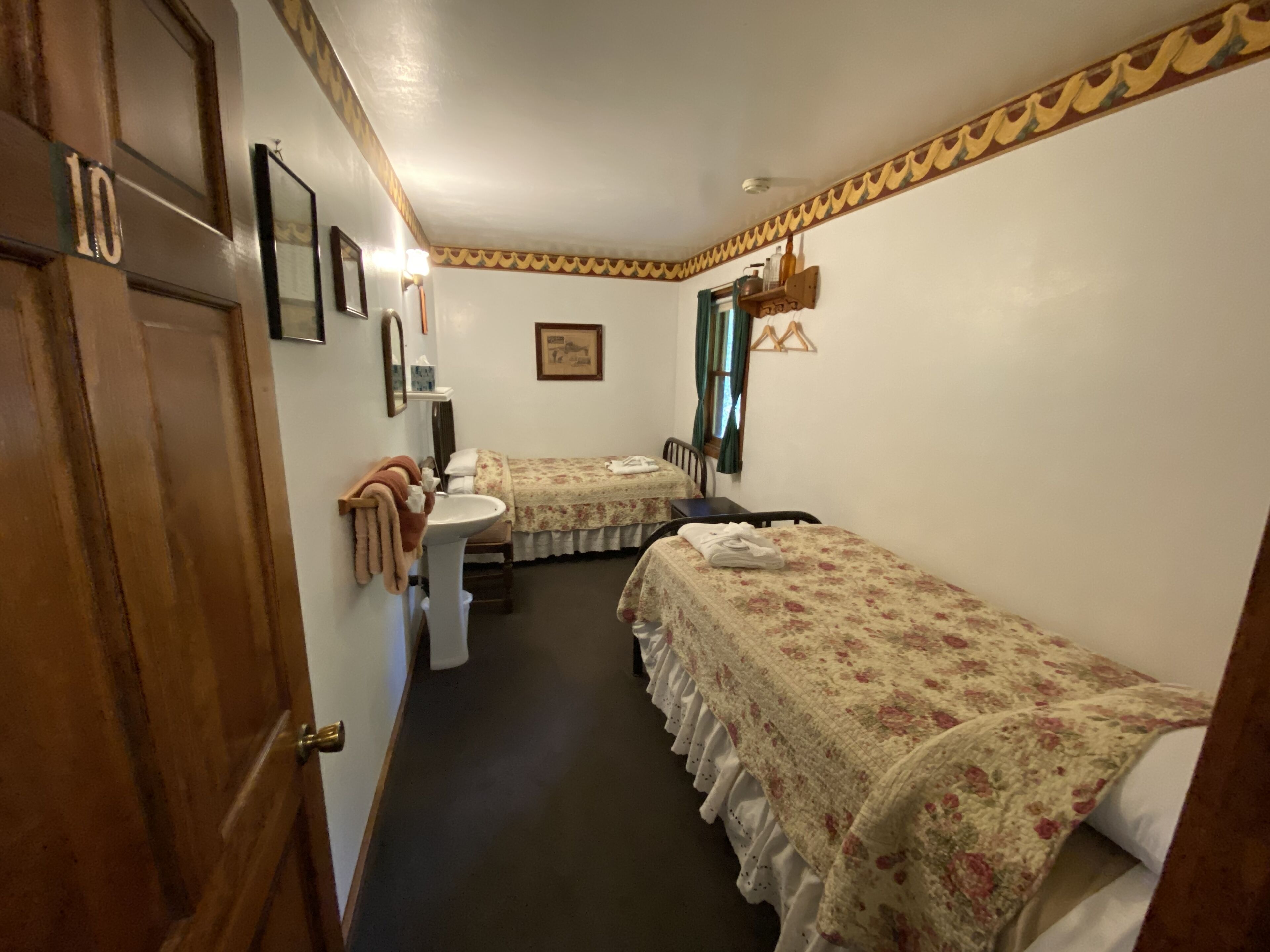 comfort twin room | 1 bedroom, premium bedding, individually decorated
