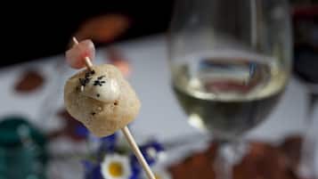 3 restaurants, breakfast, lunch, dinner served; American cuisine