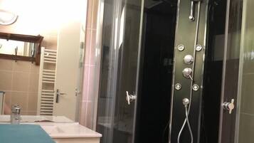 Douche, sĂšche-cheveux, papier toilette