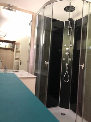 Dusche, Haartrockner, Toilettenpapier