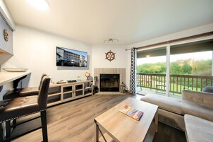 Apartamento | Sala de estar | Una Smart TV, una chimenea, un reproductor de DVD