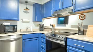 Condo | Private kitchen | Full-sized fridge, microwave, oven, stovetop