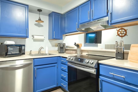 Condo | Private kitchen | Full-size fridge, microwave, oven, stovetop