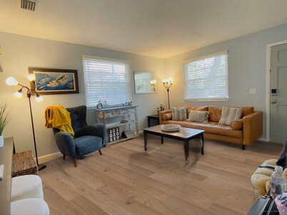 RelaxJax - a Private Paradise in a Pristine Neighborhood
Fenced yard w/grill.