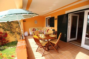 Outdoor dining - Large apartment Son Bou - Kids Friendly (San Jaime Mediterráneo)