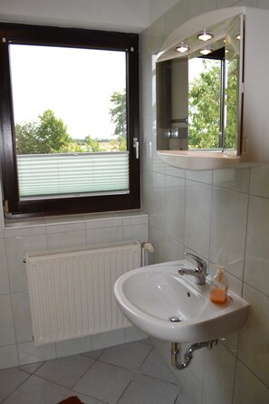 Shower, toilet paper - FeWo Südwind - Reek, Renate & Reinhold (Insel Poel)
